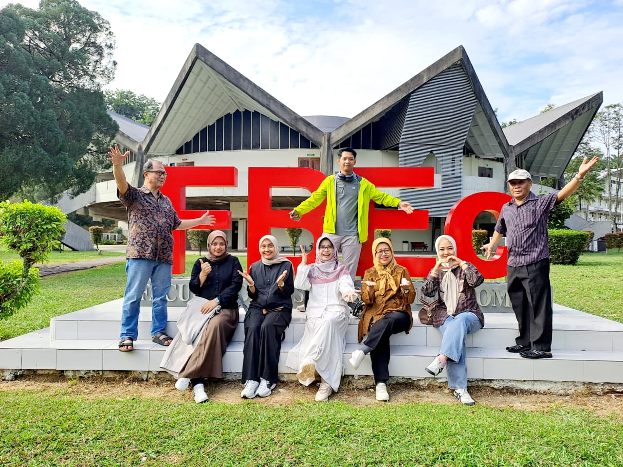 Perwakilan dosen S1 Akuntansi FEB Unmer Malang dan beberapa dosen lainnya, sedang berpose bersama di halaman Faculty of Business and Economics (FBEc) Universiti Malaya (UM), Kuala Lumpur, Malaysia, Senin (27/10). 