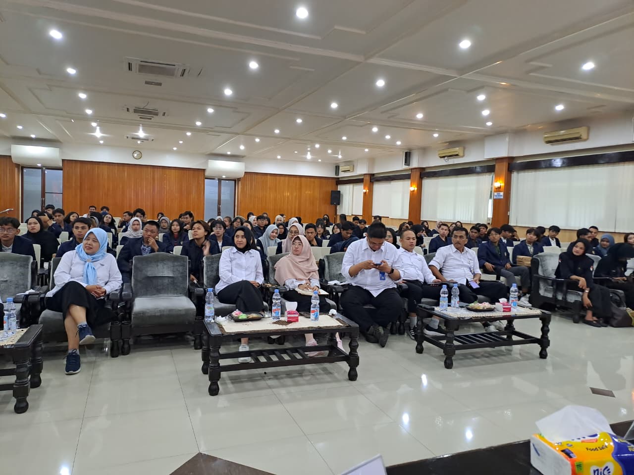 Suasana saat Dialog Dekanat dan Dialog Prodi 2025 FEB Unmer Malang, Rabu (26/11). Tampak para peserta antusias mendengarkan pemaparan dari salah satu Ketua Program Studi (Kaprodi) sebagai tanggapan atas kritik dan saran dari mahasiswa demi kebaikan dan kemajuan FEB Unmer Malang. 