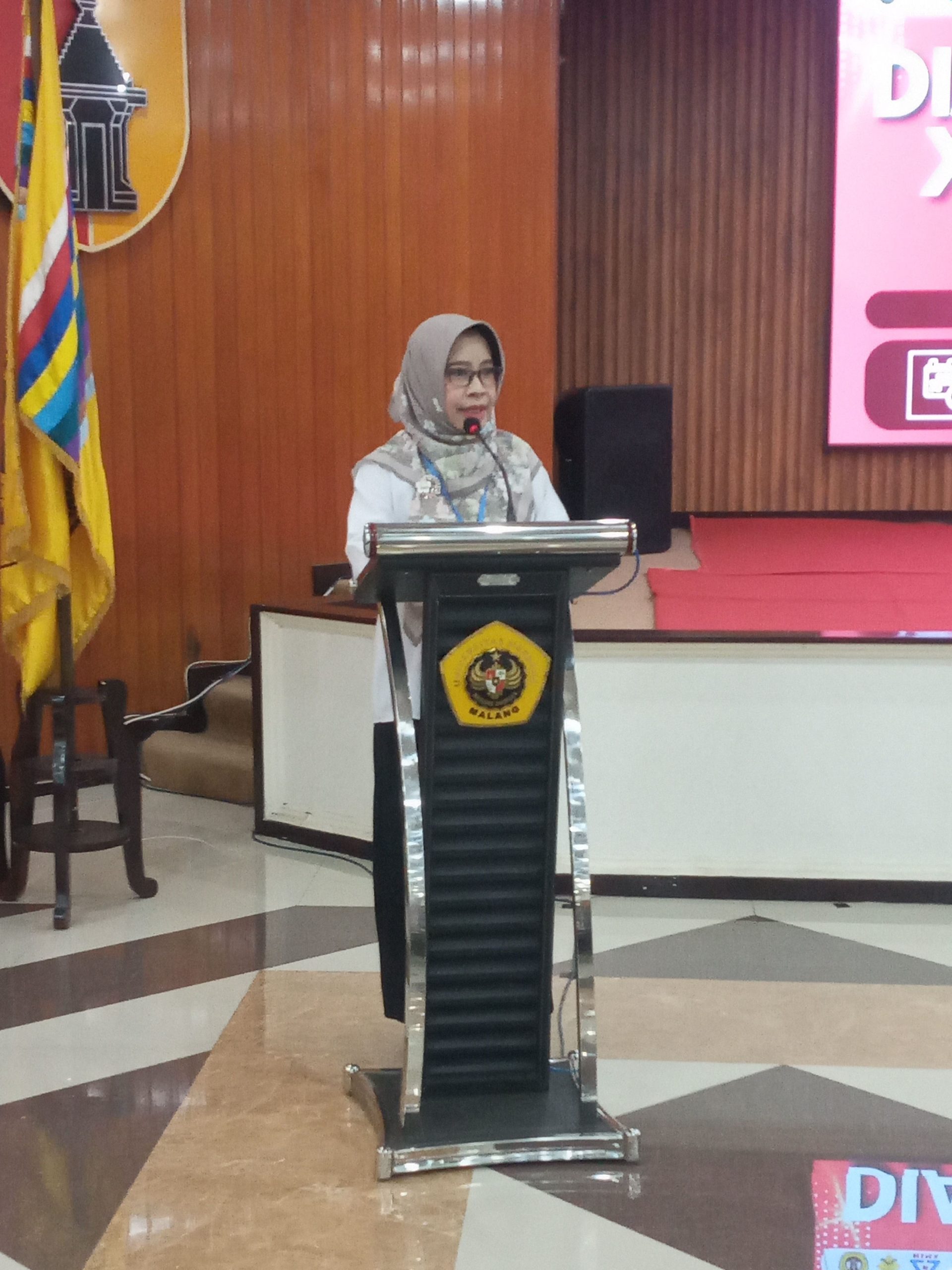 Dekan FEB Unmer Malang, Dr. Retna Safriliana, SE., M.Si., Ak., CA, saat memberi sambutan sekaligus membuka secara resmi Dialog Dekanat dan Dialog Prodi 2025 FEB Unmer Malang, Rabu (26/11). 