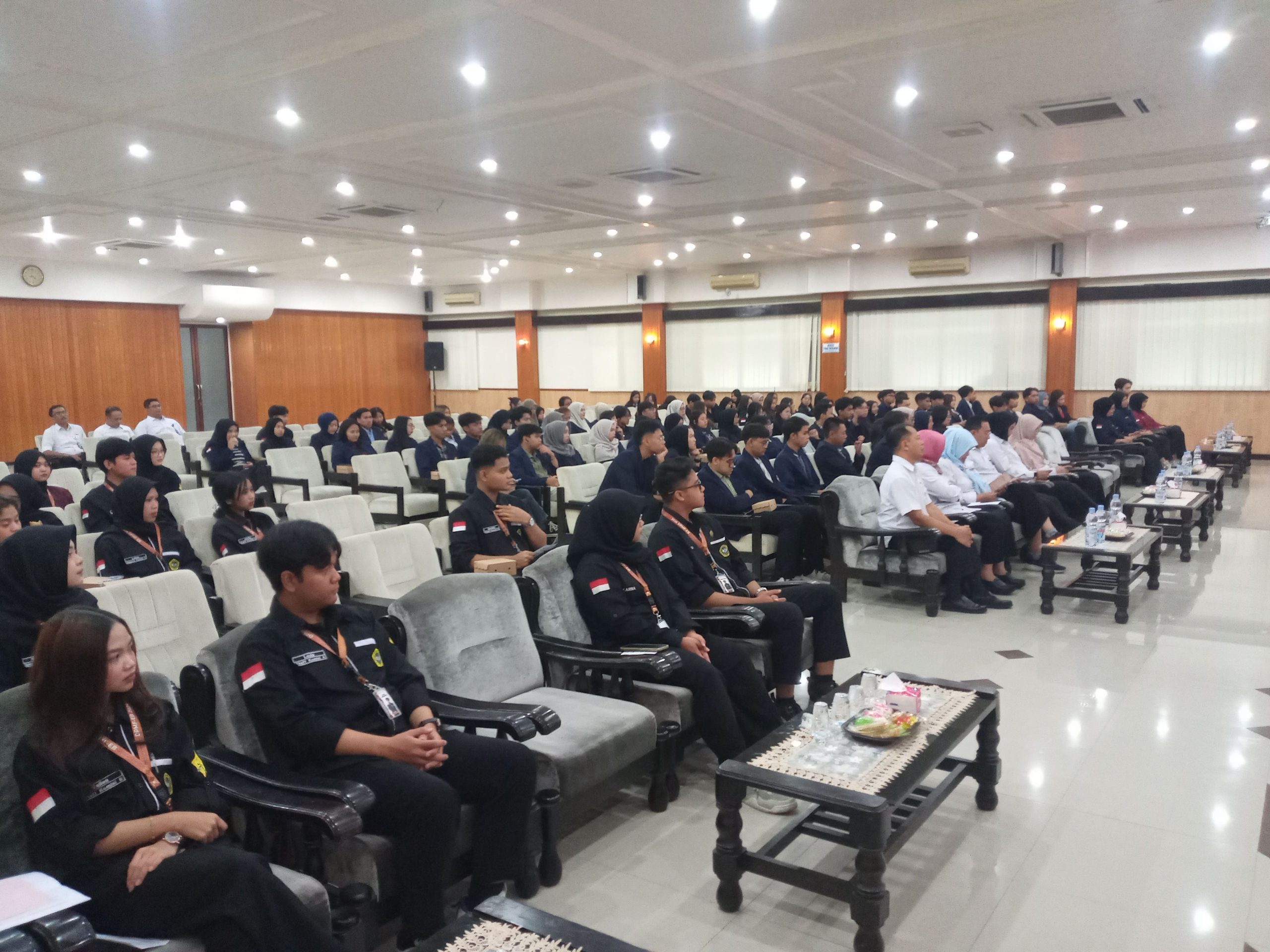 Suasana saat Dialog Dekanat dan Dialog Prodi 2025 FEB Unmer Malang, Rabu (26/11). Tampak para peserta yang hadir secara langsung, mengikuti kegiatan rutin tahunan ini dengan antusias. Kegiatan ini berlangsung mulai pukul 08.00 WIB hingga selesai. 