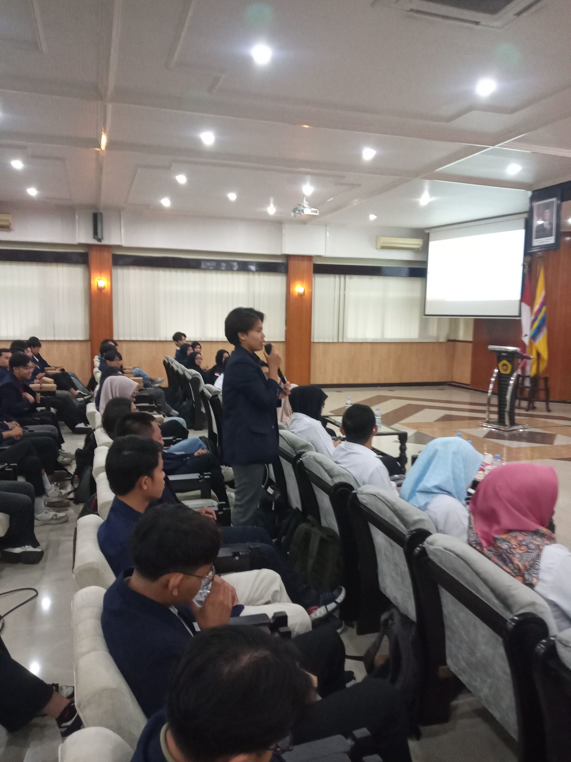 Suasana saat Dialog Dekanat dan Dialog Prodi 2025 FEB Unmer Malang, Rabu (26/11). Tampak salah satu mahasiswa antusias dalam menyampaikan aspirasi untuk kebaikan dan kemajuan FEB Unmer Malang. 