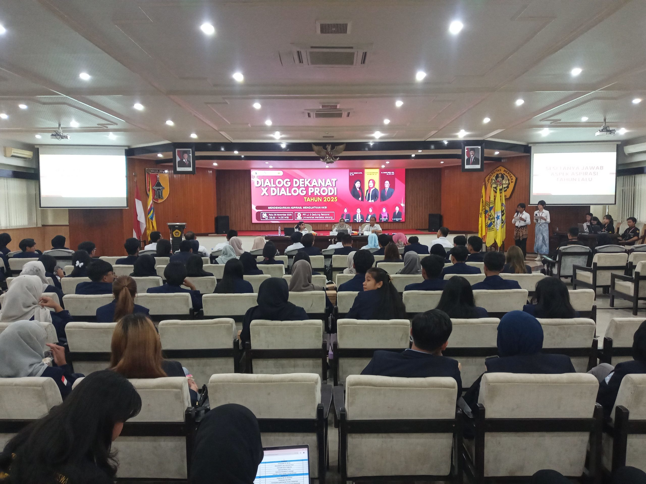 Suasana Dialog Dekanat dan Dialog Prodi 2025 FEB Unmer Malang yang berlangsung pada hari ini, Rabu (26/11). Adapun kegiatan ini berlangsung di Ruang Pusat Pertemuan Ilmiah (PPI) Gedung Rektorat Unmer Malang. 