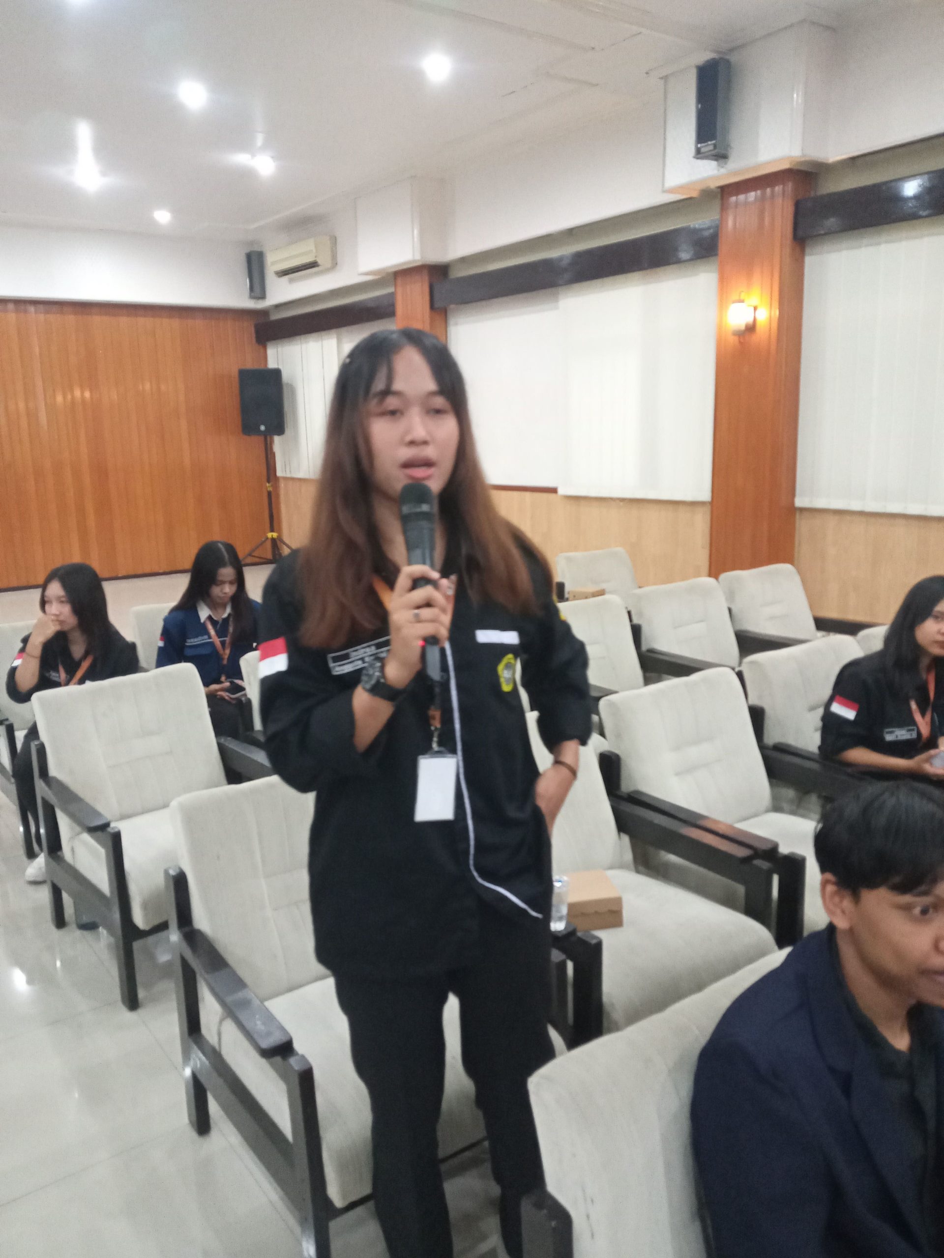 Salah satu mahasiswa peserta Dialog Dekanat dan Dialog Prodi 2025 FEB Unmer Malang yang sedang menyampaikan aspirasinya, Rabu (26/11). Dialog Dekanat dan Dialog Prodi 2025 FEB Unmer Malang sendiri mengusung tema "Mendengarkan Aspirasi, Menguatkan Aksi". Kegiatan ini diharapkan membawa FEB Unmer Malang menuju perbaikan dan perubahan yang lebih baik, yang berdampak pada kemajuan FEB Unmer Malang di masa yang akan datang. 