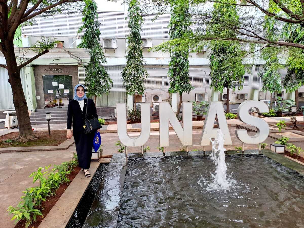 Dekan FEB Unmer Malang, Dr. Retna Safriliana, SE., M.Si., Ak., CA, saat berada di halaman Universitas Nasional, Kelurahan Pejaten, Kecamatan Pasar Minggu, Kota Administrasi Jakarta Selatan, Daerah Khusus Ibukota Jakarta, Senin (10/11).