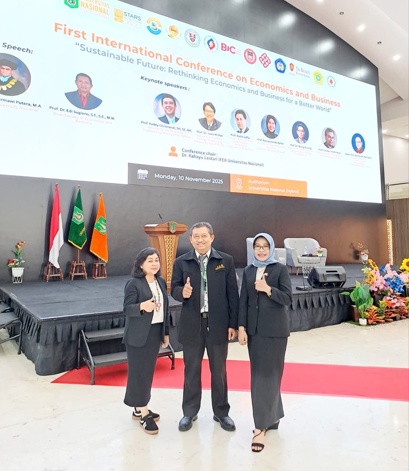 Dekan FEB Unmer Malang, Dr. Retna Safriliana, SE., M.Si., Ak., CA (kanan), bersama Dekan FEB Universitas Nasional, Prof. Dr. Ir. Edi Sugiono, SE., MM (tengah), dan Wakil Dekan I FEB Unmer Malang, Irany Windhyastiti, SE., MM (kiri), saat berada di Auditorium Universitas Nasional, Senin (10/11). 