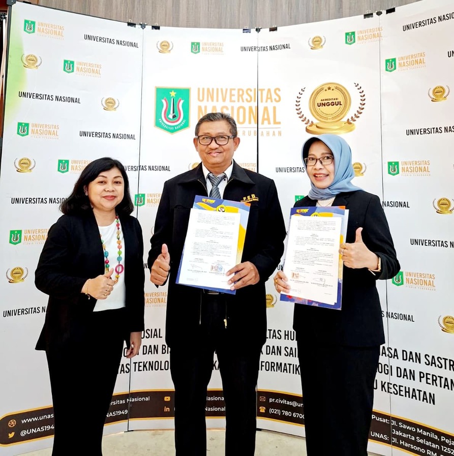 Dekan FEB Unmer Malang, Dr. Retna Safriliana, SE., M.Si., Ak., CA (kanan) dan Dekan FEB Universitas Nasional, Prof. Dr. Ir. Edi Sugiono, SE., MM (tengah), saat menunjukkan Perjanjian Kerja Sama (PKS) antara FEB Unmer Malang dan FEB Universitas Nasional pada Senin (10/11). Turut didampingi oleh Wakil Dekan I FEB Unmer Malang, Irany Windhyastiti, SE., MM (kiri). 