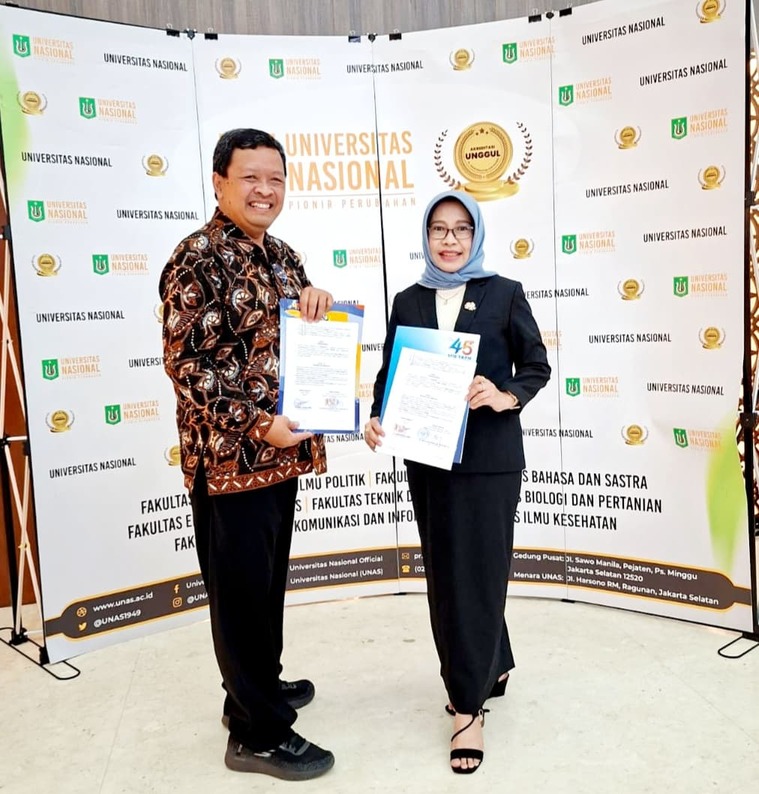 Dekan FEB Unmer Malang, Dr. Retna Safriliana, SE., M.Si., Ak., CA (kanan) dan Ketua STIE YKPN Yogyakarta, Dr. Wisnu Prajogo, MBA (kiri), saat menunjukkan Perjanjian Kerja Sama (PKS) antara FEB Unmer Malang dan STIE YKPN Yogyakarta pada Senin (10/11). 
