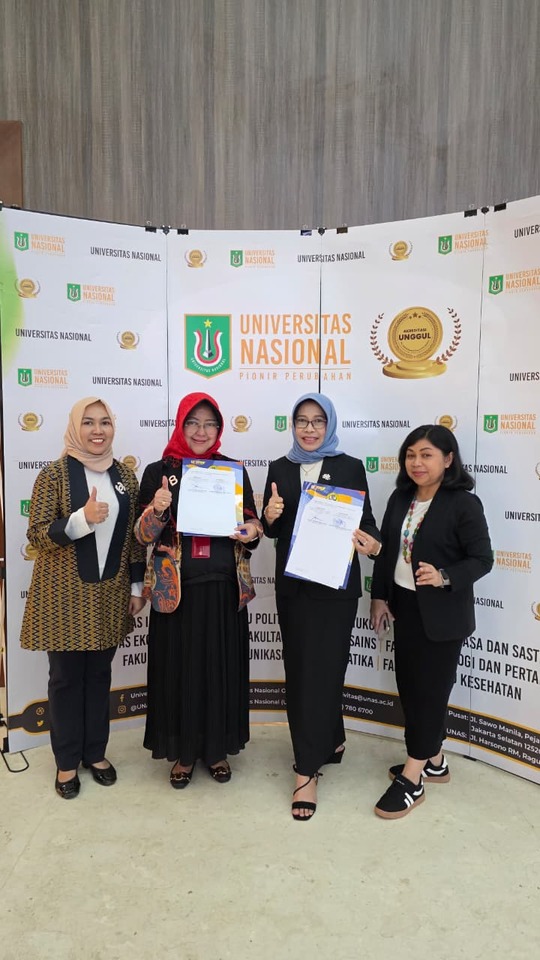 Dekan FEB Unmer Malang, Dr. Retna Safriliana, SE., M.Si., Ak., CA (kedua dari kanan) dan Dekan Fakultas Pendidikan Ekonomi dan Bisnis (FPEB) Universitas Pendidikan Indonesia (UPI) Bandung, Prof. Dr. Ratih Hurriyati, M.P., CSBA (kedua dari kiri), saat menunjukkan Perjanjian Kerja Sama (PKS) antara FEB Unmer Malang dan FPEB Universitas Pendidikan Indonesia (UPI) Bandung, pada Senin (10/11). 