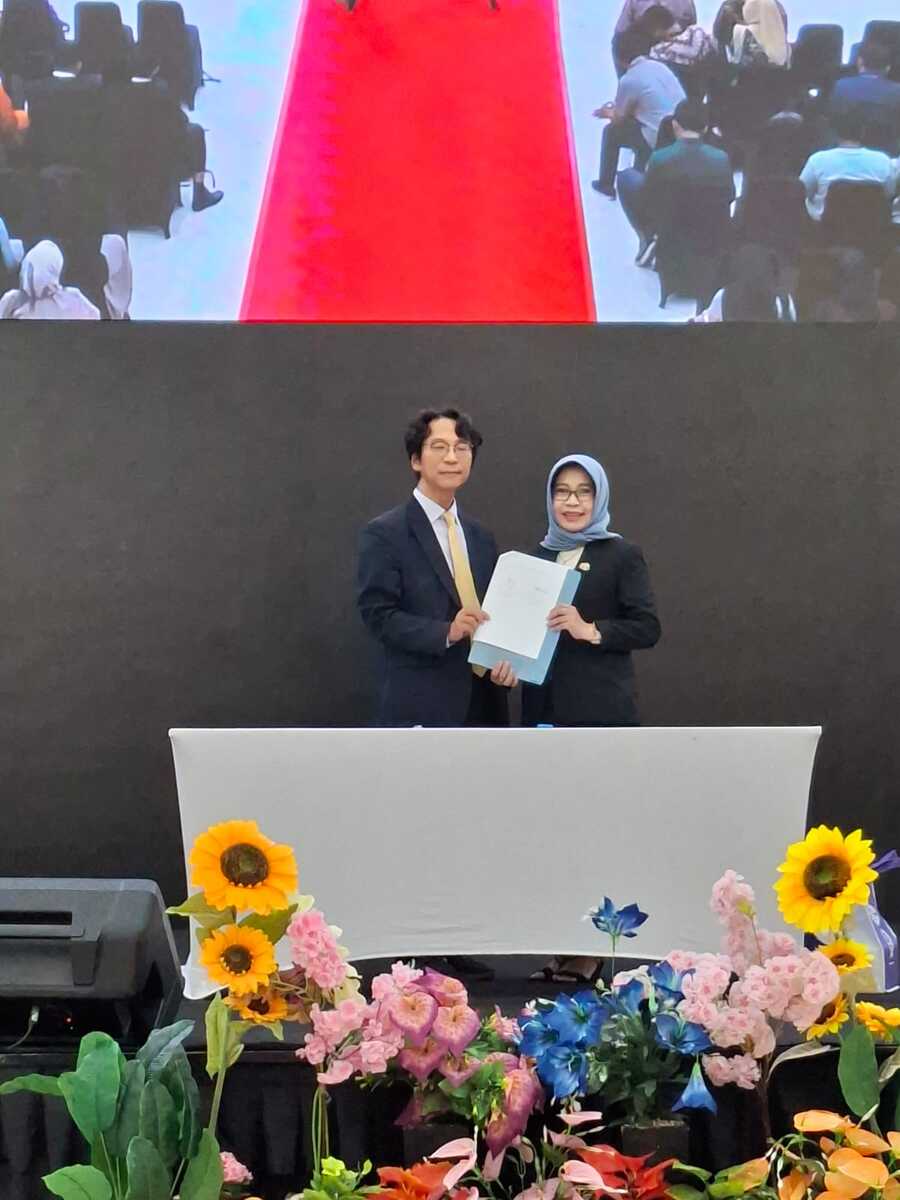 Dekan FEB Unmer Malang, Dr. Retna Safriliana, SE., M.Si., Ak., CA (kanan) dan Dekan Busan International College (BIC) Tongmyong University Korea Selatan, Joon-Ki Han, Ph.D (kiri), saat menunjukkan Memorandum of Understanding (MoU) antara FEB Unmer Malang dan Busan International College (BIC) Tongmyong University Korea Selatan, pada Senin (10/11). 
