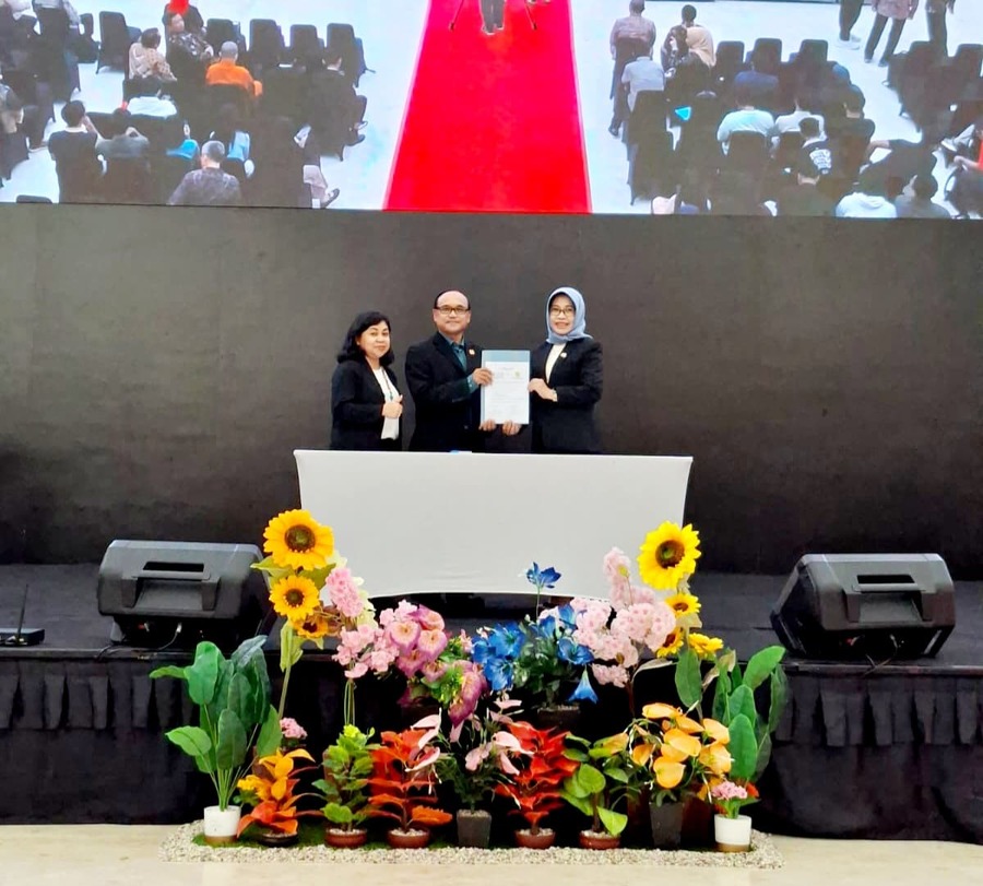 Dekan FEB Unmer Malang, Dr. Retna Safriliana, SE., M.Si., Ak., CA (kanan) dan Dekan Faculty of Business, Economics, and Accountancy (FBEA) Universiti Malaysia Sabah (UMS) Kota Kinabalu, Sabah, Malaysia (tengah), saat menunjukkan Letter of Intent (LoI) antara FEB Unmer Malang dan FBEA UMS Kota Kinabalu, Sabah, Malaysia, Assoc. Prof. Dr. Mohd. Rahimie Abd. Karim (tengah) pada Senin (10/11). Turut didampingi oleh Wakil Dekan I FEB Unmer Malang, Irany Windhyastiti, SE., MM (kiri). 