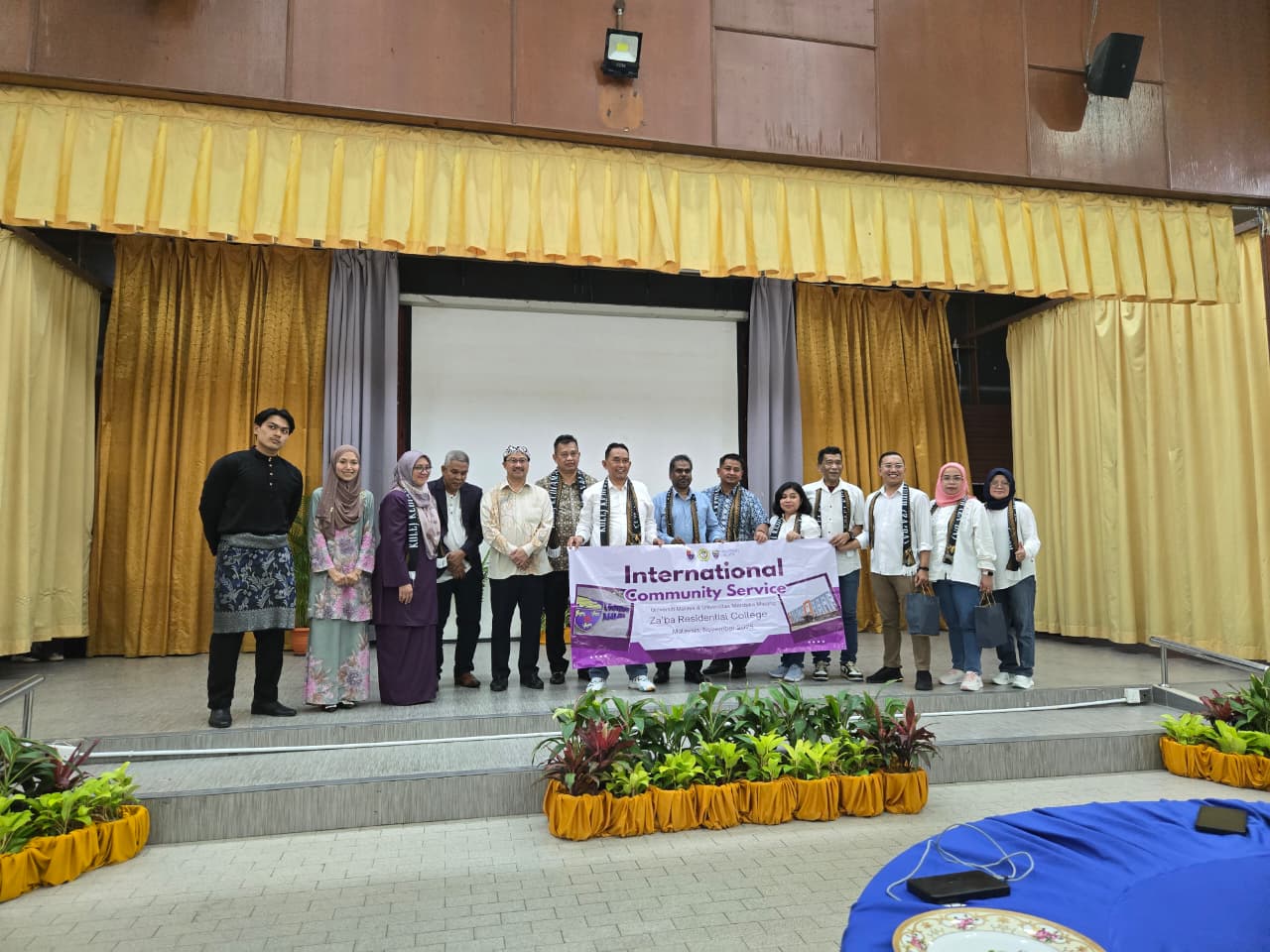 Delegasi FEB Unmer Malang dalam suatu kegiatan bersama dosen dan mahasiswa. 