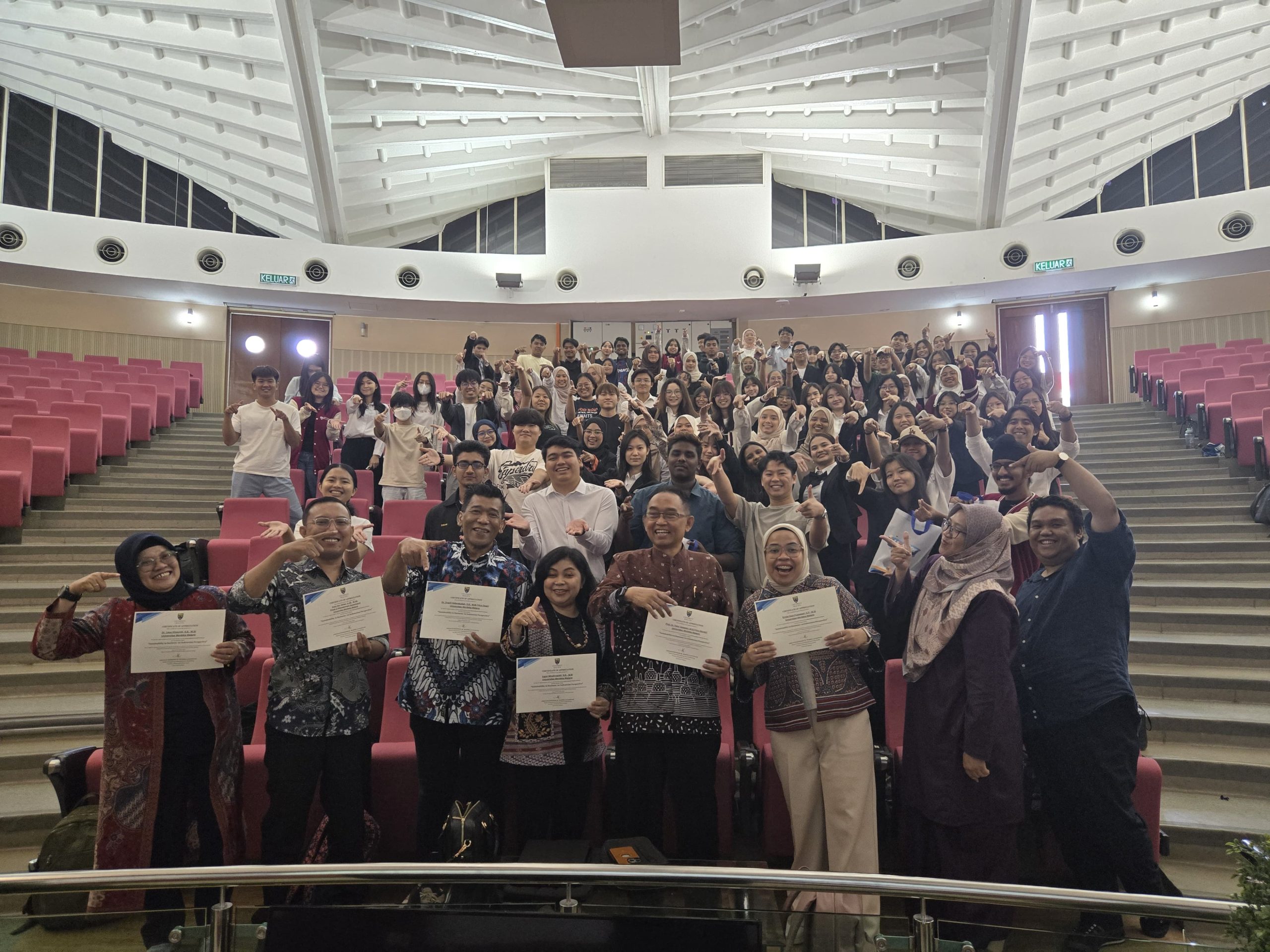 Delegasi FEB Unmer Malang dalam suatu kegiatan bersama dosen dan mahasiswa di auditorium Universiti Malaya, Kuala Lumpur, Malaysia. Tampak kedua dosen Universiti Malaya yang pernah melakukan kunjungan ke FEB Unmer Malang : Dr. Norizah Mohd. Mustamil dan Faizal Zulkifli (paling kanan di baris paling depan). 