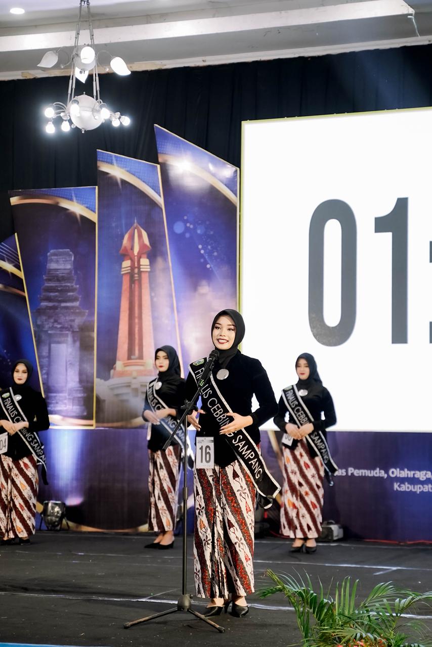 Finalis Duta Wisata Cebbing Sampang 2025, yang juga adalah mahasiswa S1 Akuntansi FEB Unmer Malang, Nazwa Alisya Fatiha (NIM. 25023000122), dalam penampilannya di Grand Final Pemilihan Duta Wisata Kacong - Cebbing Kabupaten Sampang 2025, yang bertempat di Gedung BPU Sampang, Minggu (16/11).