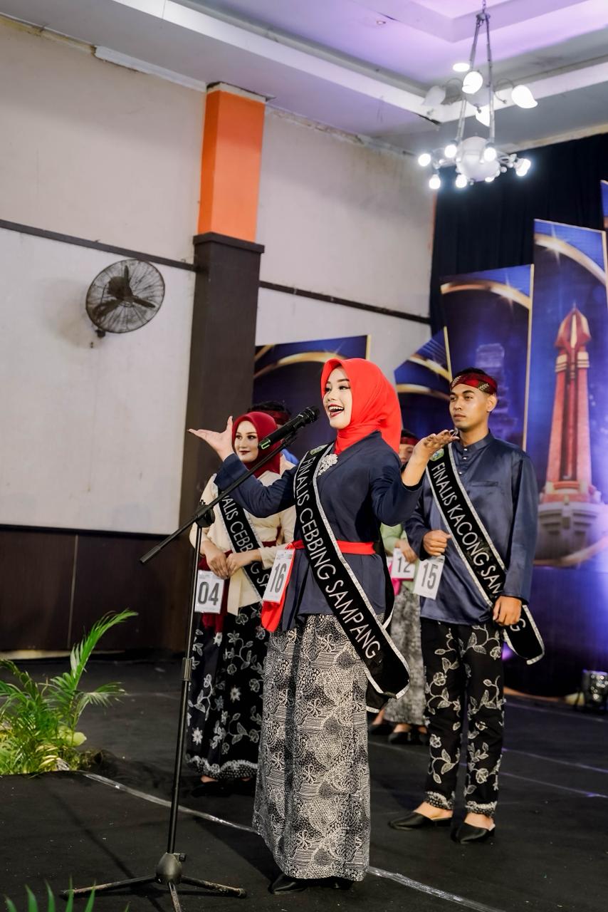 Finalis Duta Wisata Cebbing Sampang 2025, yang juga adalah mahasiswa S1 Akuntansi FEB Unmer Malang, Nazwa Alisya Fatiha (NIM. 25023000122), dalam salah satu sesi penampilannya di Pemilihan Duta Wisata Kacong - Cebbing Kabupaten Sampang 2025, Minggu (16/11).