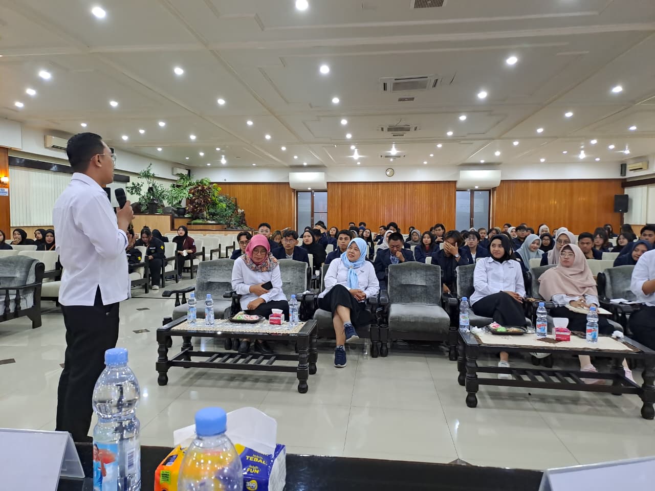 Ketua Program Studi (Kaprodi) Manajemen FEB Unmer Malang, Roby Nur Akbar, S.AB., M.AB, saat menanggapi kritik dan saran dari mahasiswa peserta Dialog Dekanat dan Dialog Prodi 2025 FEB Unmer Malang, Rabu (26/11). 