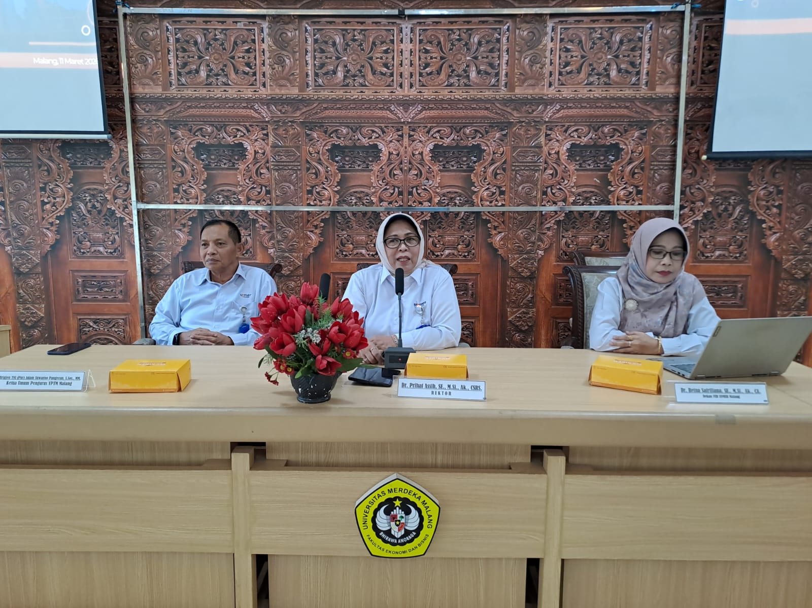 Rektor Unmer Malang, Dr. Prihat Assih, SE., M.Si., Ak., CSRS (tengah) saat memberikan sambutan di kegiatan rapat Pembukaan Perkuliahan FEB Unmer Malang Semester Genap T.A. 2025/2026, dengan didampingi oleh Ketua Umum Pengurus Yayasan Perti Merdeka Malang (YPTM), Brigjen TNI (Purn.) Adam Suwarno Pangeran, S.Sos., M.Si (kiri), dan Dekan FEB Unmer Malang, Dr. Retna Safriliana, SE., M.Si., Ak., CA (kanan), Rabu (11/3).