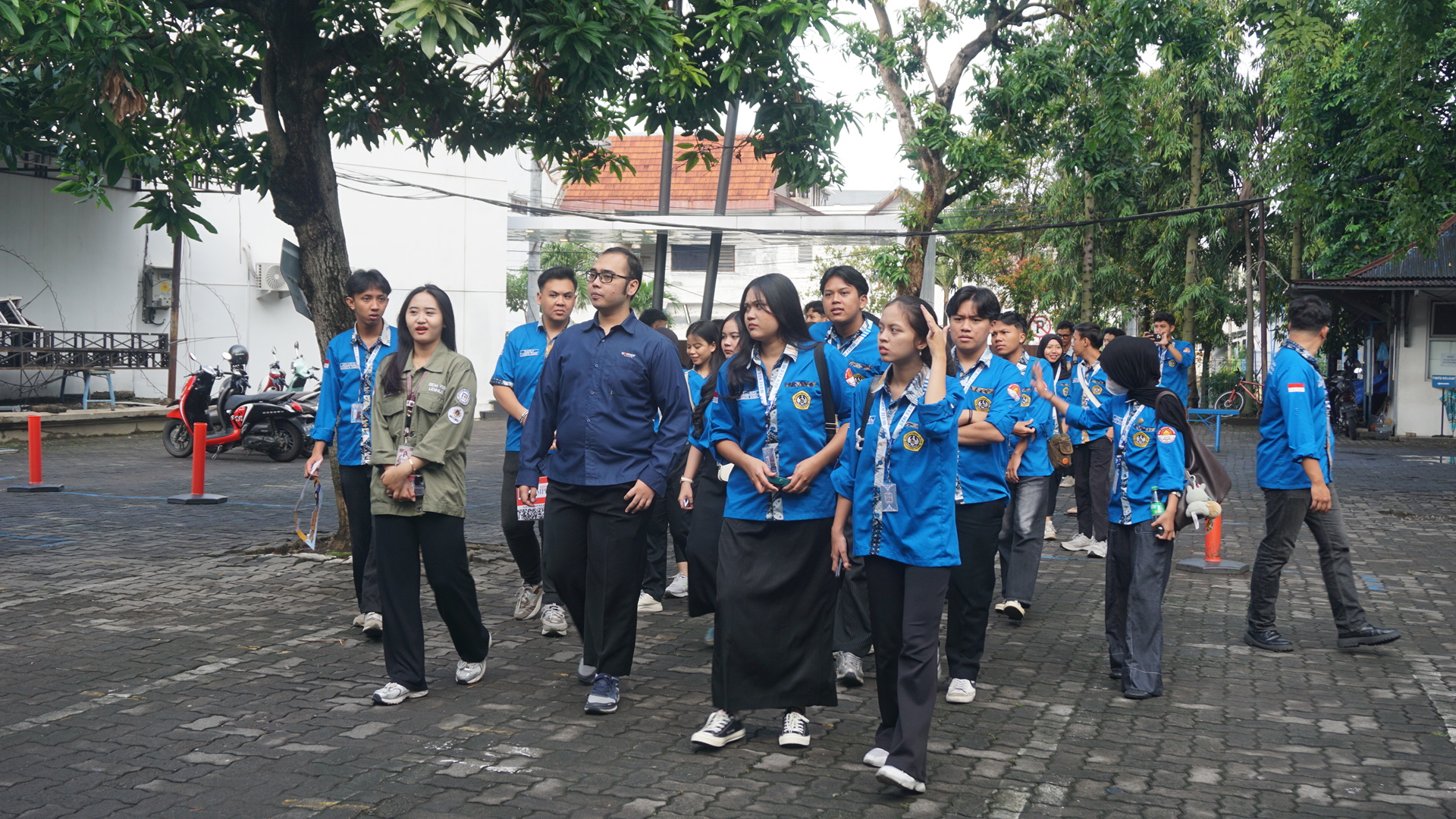 Rombongan BEM FEB Unmer Malang dengan dosen pemdamping yakni M. Ilman Iriawan Fitdra, S.Pn., M.A, saat berada di halaman FEB UDINUS Semarang, dengan didampingi oleh perwakilan dari BEM FEB UDINUS Semarang, yakni Kepala Divisi Hubungan Masyarakat (Kadiv Humas) BEM FEB UDINUS Semarang, Inggren Cendani Wangi, Sabtu (10/1).
