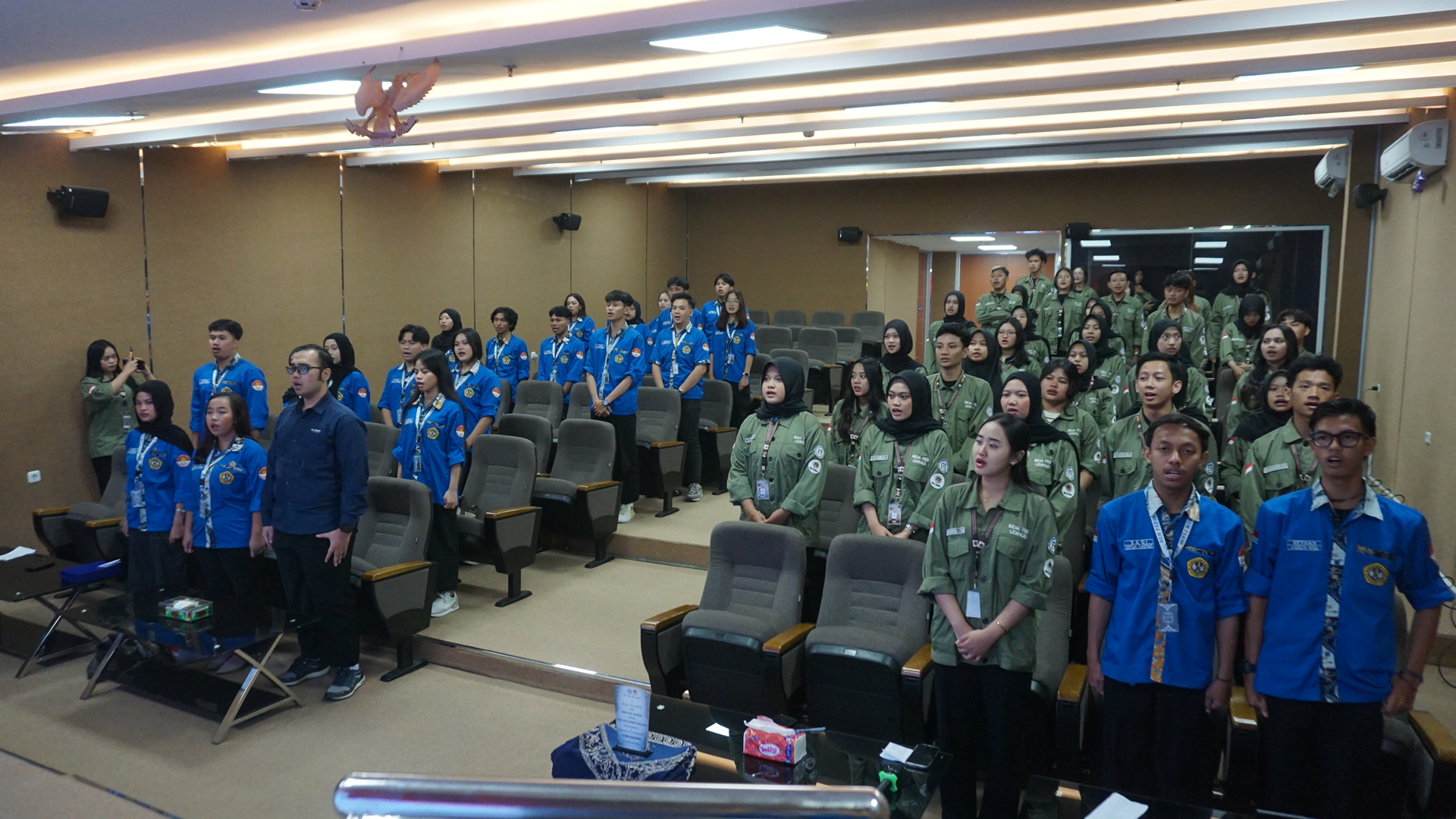 Suasana pada saat seluruh peserta studi banding sedang menyanyikan lagu kebangsaan Indonesia Raya di dalam Auditorium I6 UDINUS Semarang, Sabtu (10/1).