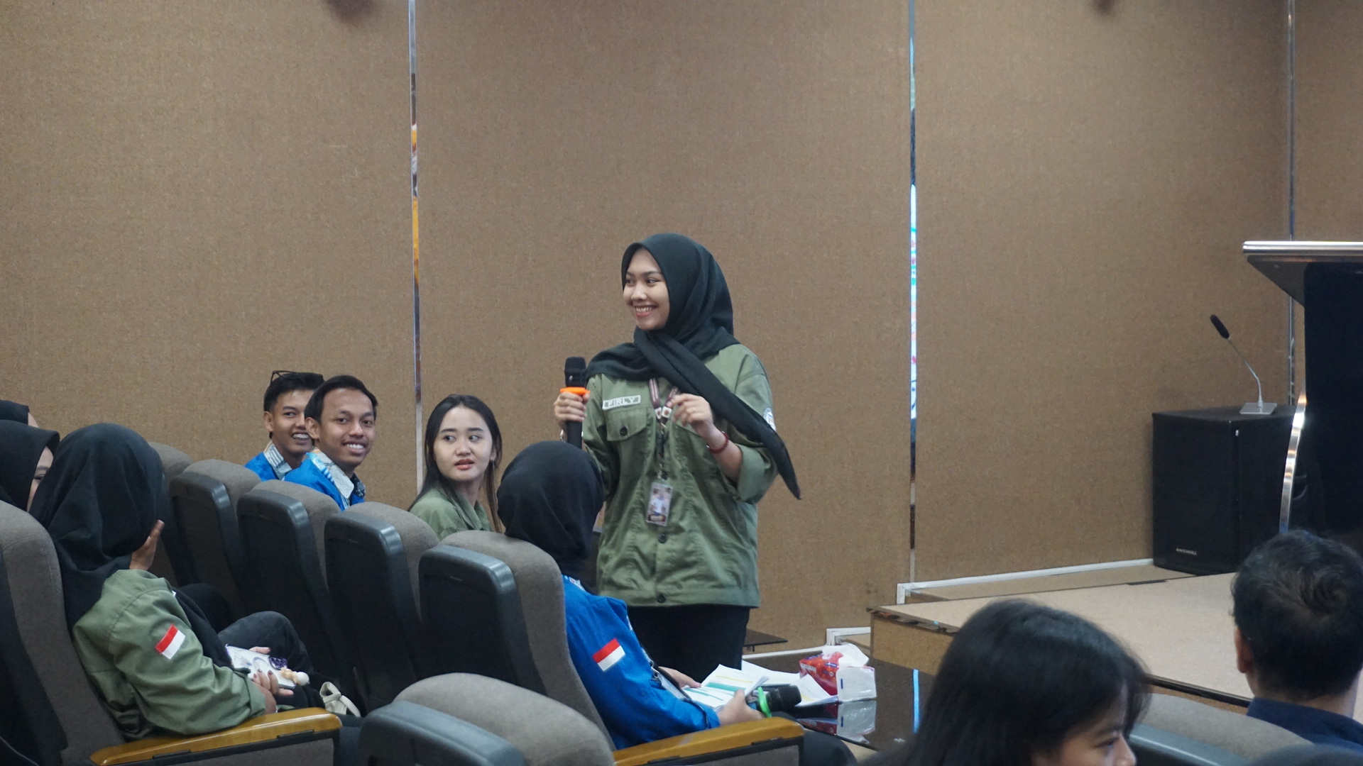 Suasana saat masing-masing peserta sedang memperkenalkan diri kepada para peserta yang hadir di Auditorium I6 UDINUS Semarang, Sabtu (10/1). Tampak dalam foto, salah satu peserta sedang memperkenalkan diri, yakni staff Divisi Pengabdian Masyarakat BEM FEB UDINUS Semarang, Aisyah Firly Sandriani.