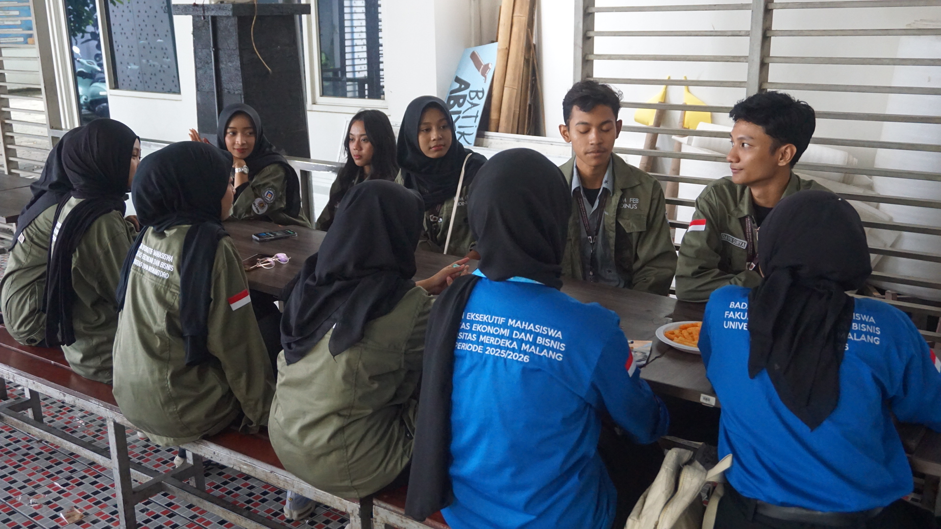 Tampak para peserta dari kedua BEM FEB UDINUS Semarang dan Unmer Malang melakukan diskusi yang dilaksanakan di Kantin FEB UDINUS Semarang, Sabtu (10/1).