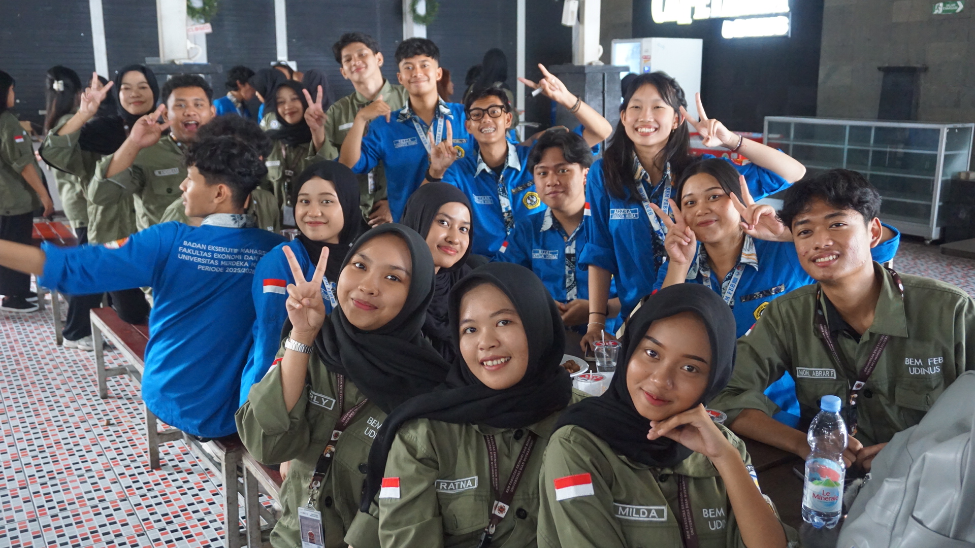Disela-sela kegiatan diskusi yang dilaksanakan di kantin FEB UDINUS Semarang pada Sabtu (10/1), para peserta sedang berpose bersama. Kegiatan diskusi yang dilakukan oleh para peserta dari kedua BEM FEB yang hadir tersebut sangat penting, karena dalam kegiatan inilah, terdapat proses pertukaran pikiran dan pengalaman dalam menjalankan organisasi mahasiswa (ORMAWA) agar menjadi lebih baik dan responsif dalam membawa aspirasi mahasiswa di dalam lingkungan kampus.