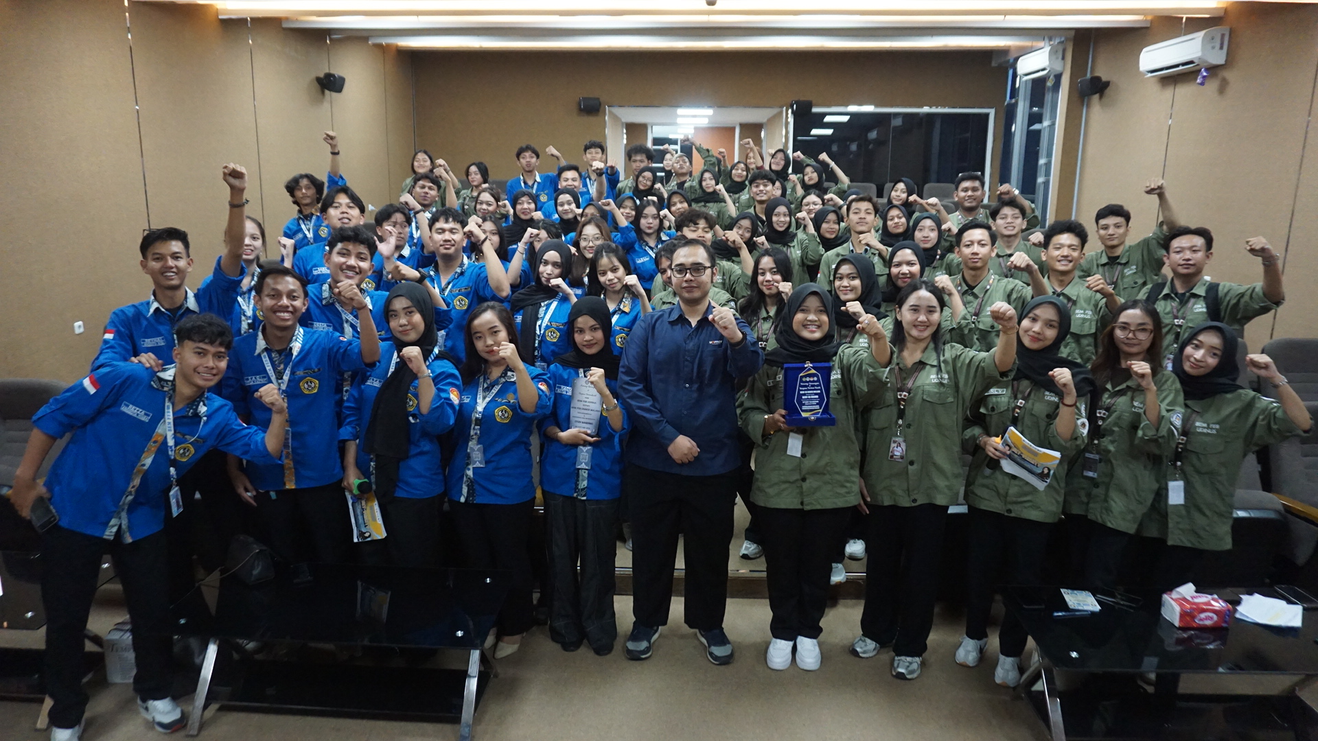 Rangkaian kegiatan studi banding BEM FEB Unmer Malang ke BEM FEB UDINUS Semarang ditutup dengan sesi foto bersama di Auditorium I6 UDINUS Semarang, Sabtu (10/1). Tampak Dosen Pendamping BEM FEB Unmer Malang, Muhammad Ilman Iriawan Fitdra, S.Pn., M.A (tengah), dan didampingi oleh Ketua Umum BEM FEB Unmer Malang, Nadya Ayu Andini (pertama kiri dari tengah, membawa cenderamata) dan Gubernur BEM FEB UDINUS Semarang, Eka Lidya Rahmawati (pertama kanan dari tengah, membawa cenderamata).