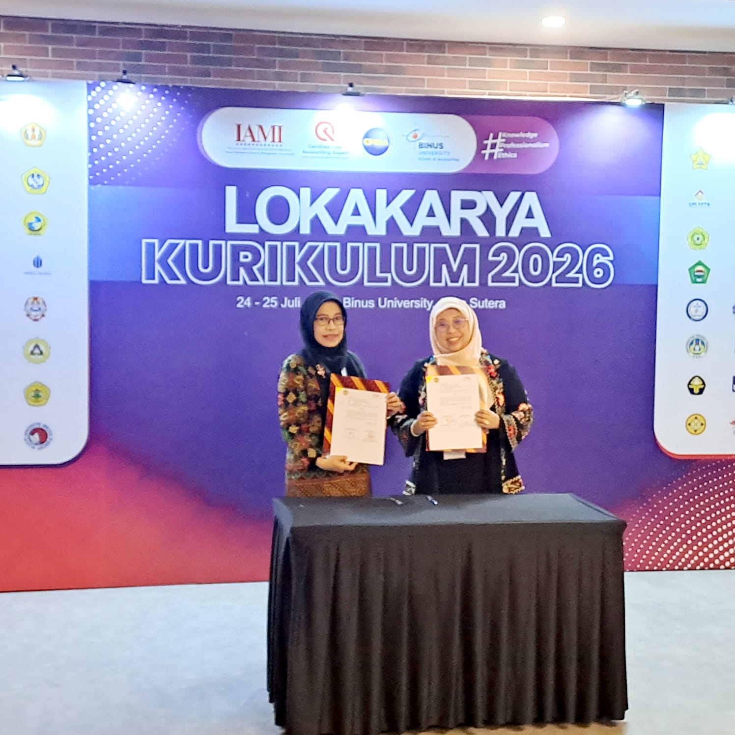 Dekan FEB Unmer Malang, Dr. Retna Safriliana, SE., M.Si., Ak., CA (kiri) dan Dr. Ersa Tri Wahyuni CPMA (kanan) menunjukkan dokumen MoU yang telah ditandatangani di sela-sela kegiatan Lokakarya Kurikulum yang diselenggarakan oleh Institut Akuntan Manajemen Indonesia (IAMI) di BINUS University Kampus Alam Sutera, Tangerang, Jumat (24/7).