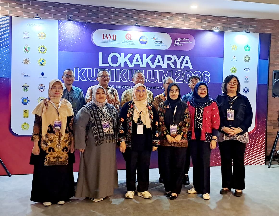 Dekan FEB Unmer Malang, Dr. Retna Safriliana, SE., M.Si., Ak., CA (ketiga dari kanan), saat berpose bersama peserta yang lain di sela-sela kegiatan Lokakarya Kurikulum yang diselenggarakan oleh Institut Akuntan Manajemen Indonesia (IAMI) di BINUS University Kampus Alam Sutera, Tangerang, Jumat (24/7).
