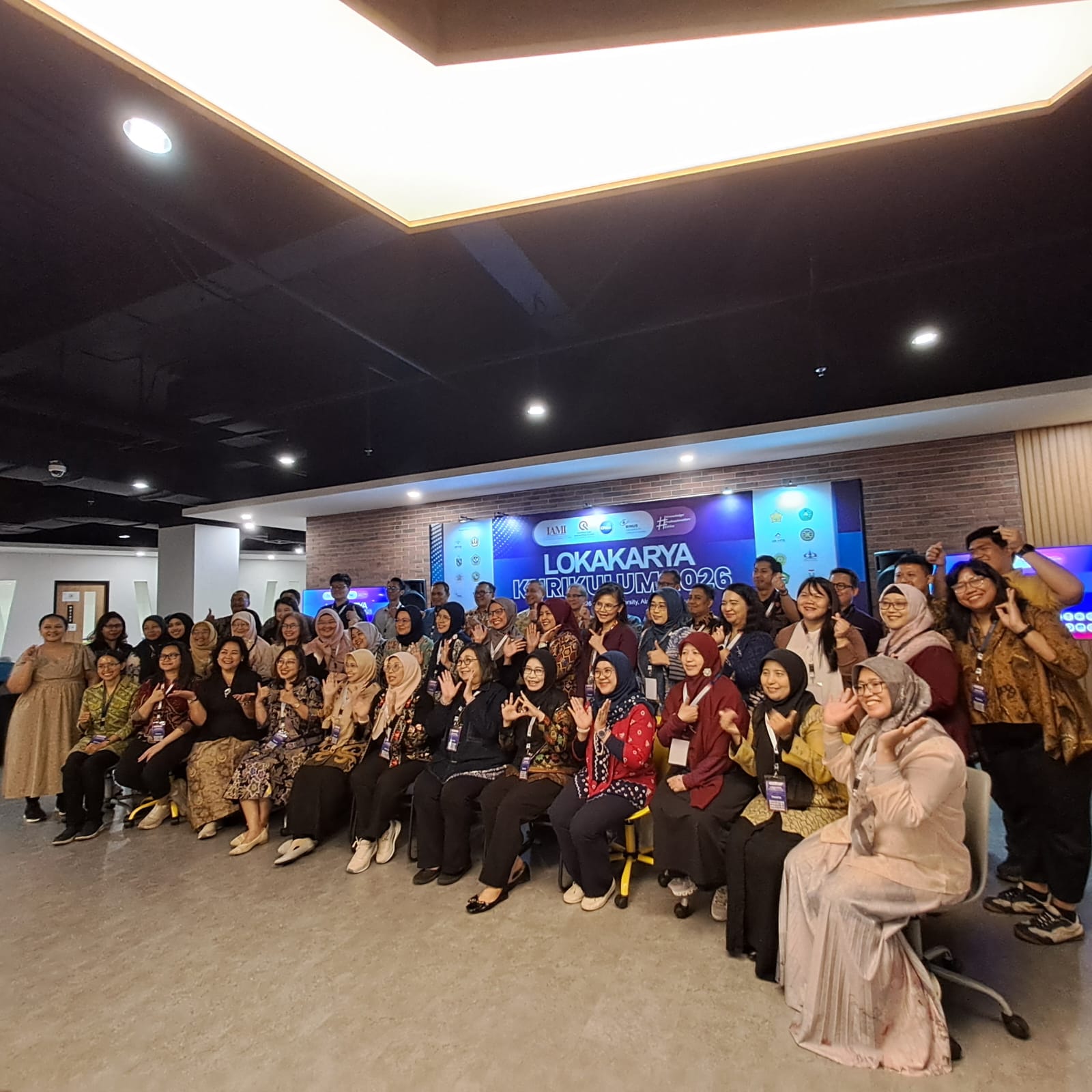 Dekan FEB Unmer Malang, Dr. Retna Safriliana, SE., M.Si., Ak., CA (duduk, kelima dari kanan), saat berpose bersama seluruh peserta lainnya di sela-sela kegiatan Lokakarya Kurikulum yang diselenggarakan oleh Institut Akuntan Manajemen Indonesia (IAMI) di BINUS University Kampus Alam Sutera, Tangerang, Jumat (24/7).