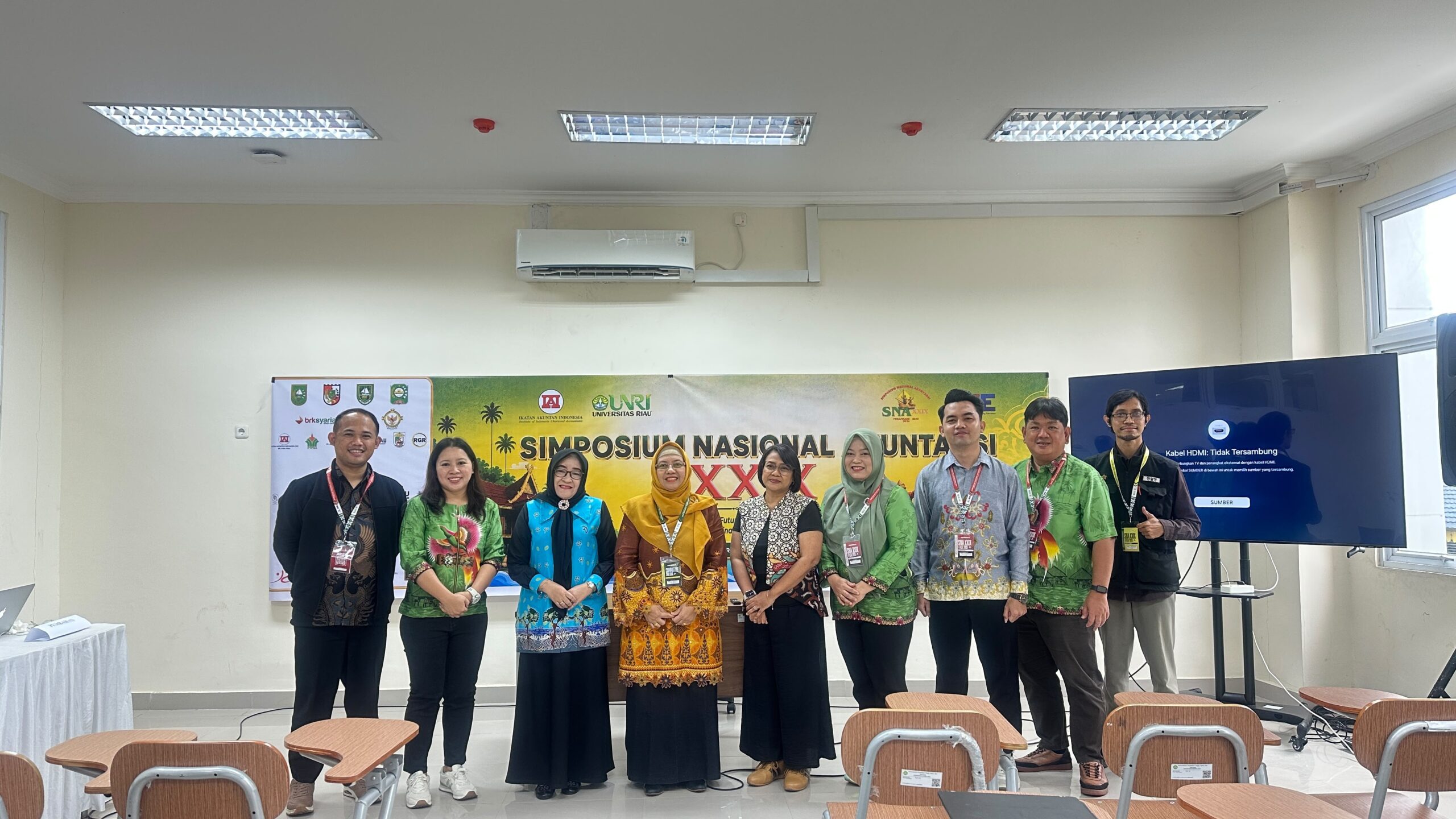 Sekprodi S1 Akuntansi FEB Unmer Malang, Pujangga Abdillah, SE., M.Ak., CSRS., CertDA (kiri), saat berpose bersama para presenter full paper lainnya di salah satu ruangan di FEB Universitas Riau (UNRI), Kota Pekanbaru, Rabu (9/9).